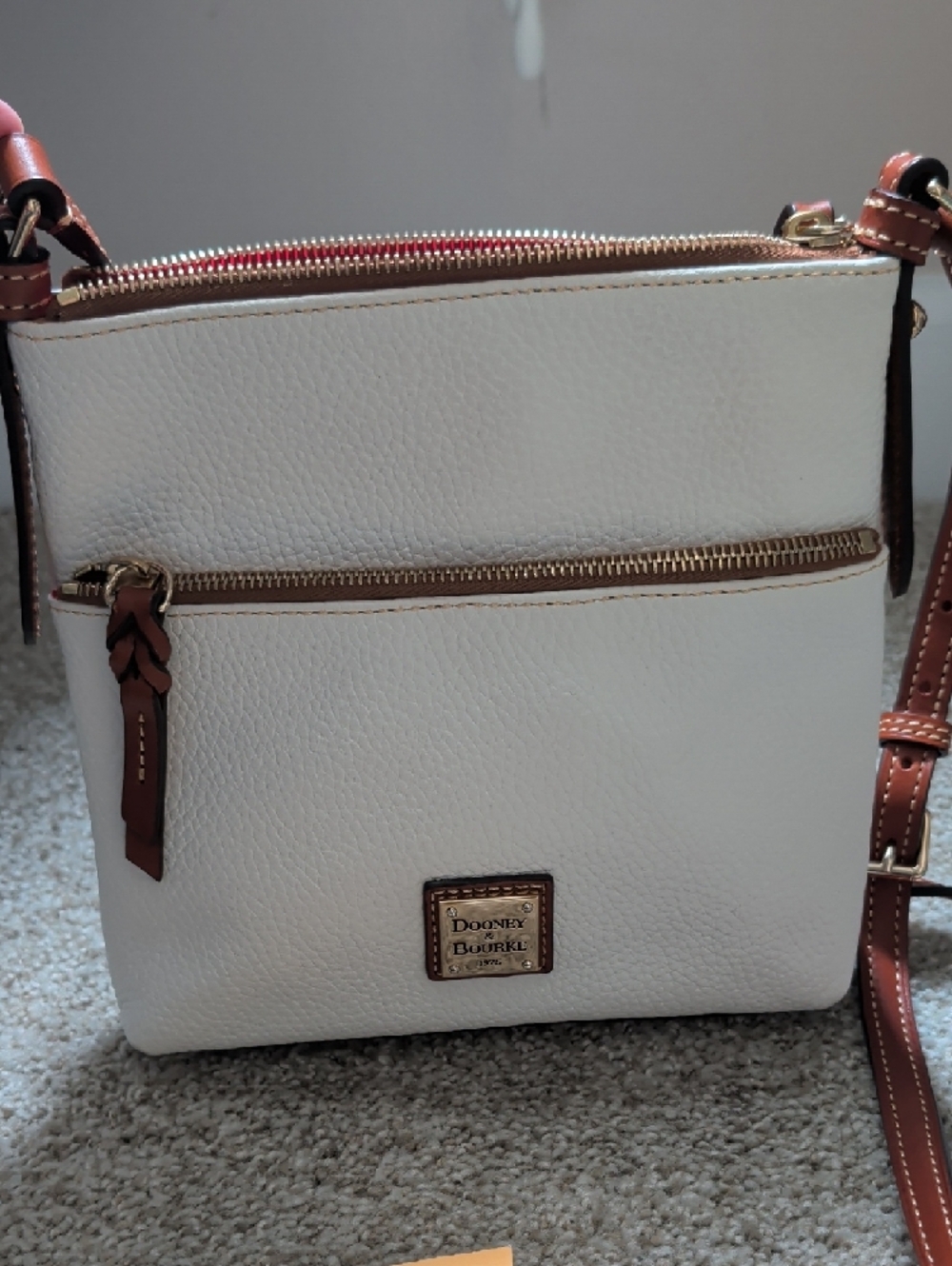 🤍👜 Dooney & Bourke 👜🤍  White Leather Letter Carrier Crossbody EUC